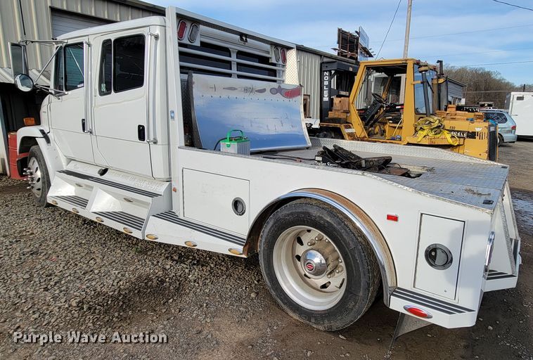 image for item FL9095 2003 Freightliner Sports Chasis  semi truck