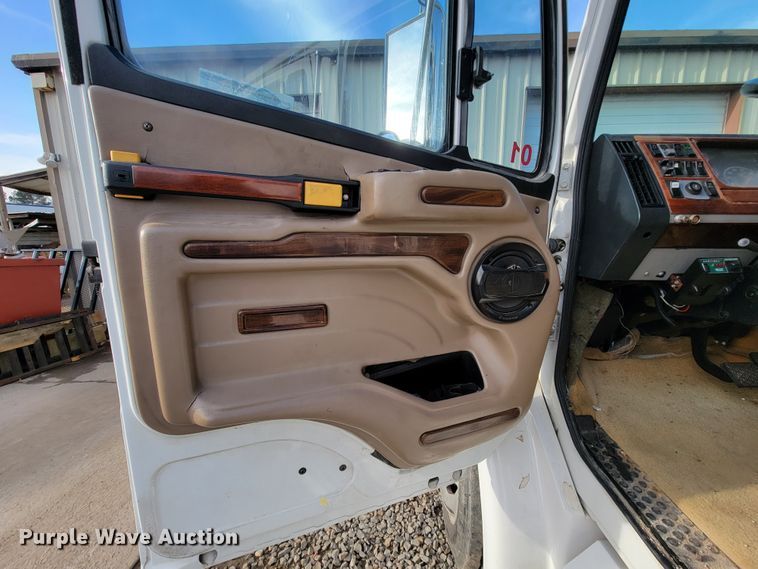 image for item FL9095 2003 Freightliner Sports Chasis  semi truck