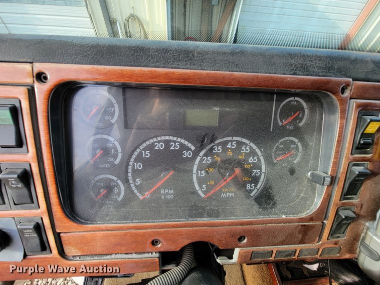 image for item FL9095 2003 Freightliner Sports Chasis  semi truck