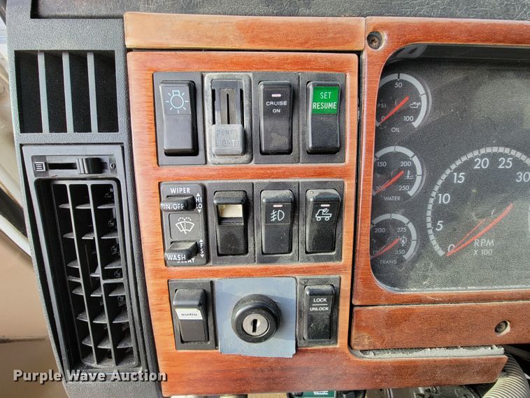 image for item FL9095 2003 Freightliner Sports Chasis  semi truck