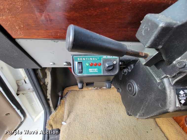 image for item FL9095 2003 Freightliner Sports Chasis  semi truck