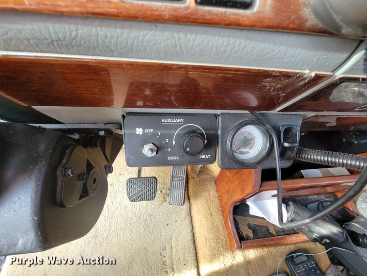 image for item FL9095 2003 Freightliner Sports Chasis  semi truck