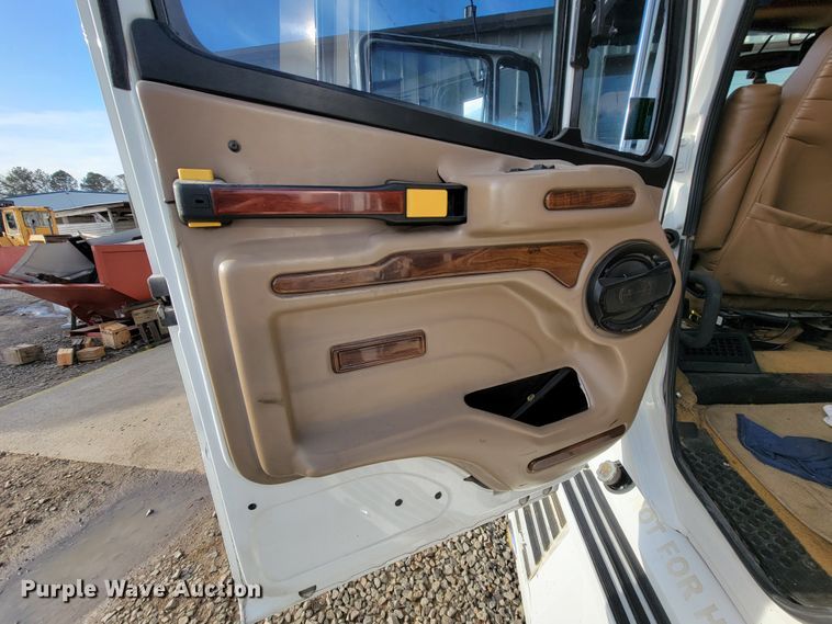 image for item FL9095 2003 Freightliner Sports Chasis  semi truck