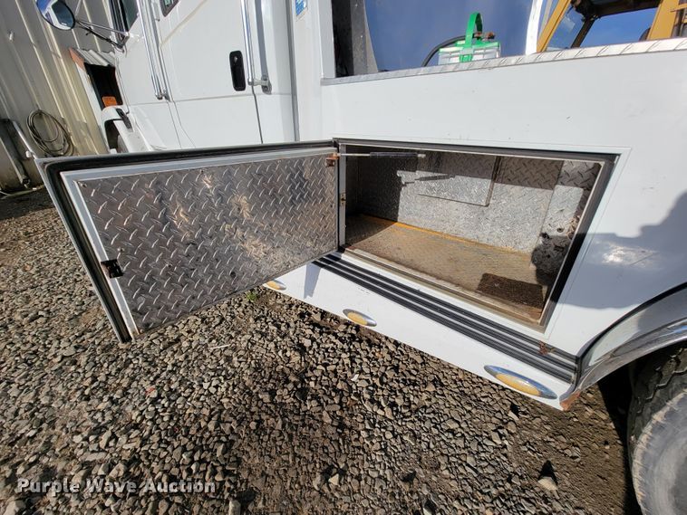 image for item FL9095 2003 Freightliner Sports Chasis  semi truck