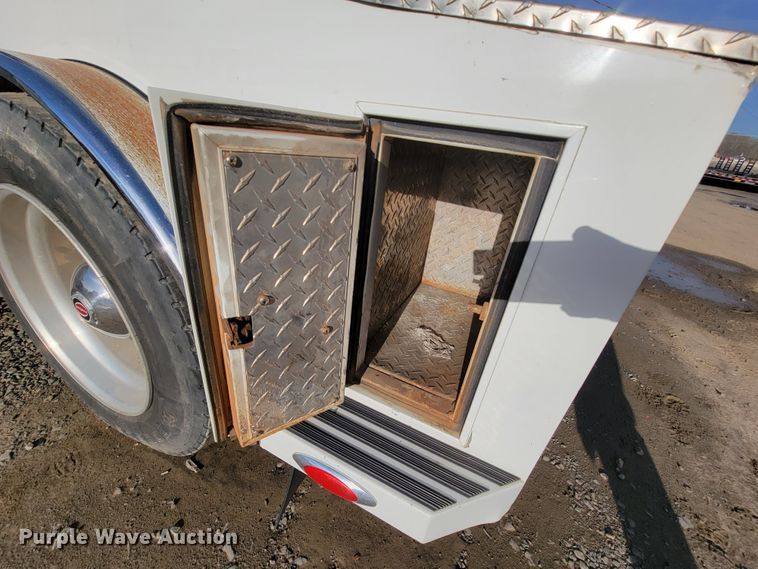 image for item FL9095 2003 Freightliner Sports Chasis  semi truck