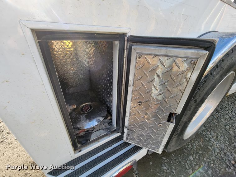 image for item FL9095 2003 Freightliner Sports Chasis  semi truck