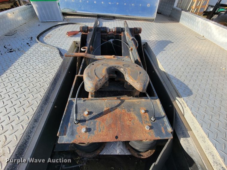 image for item FL9095 2003 Freightliner Sports Chasis  semi truck