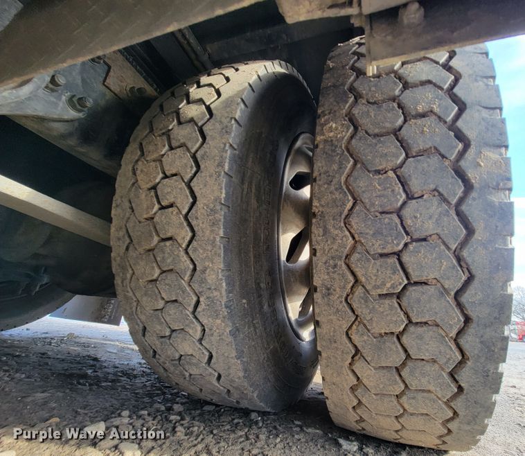 image for item FL9095 2003 Freightliner Sports Chasis  semi truck