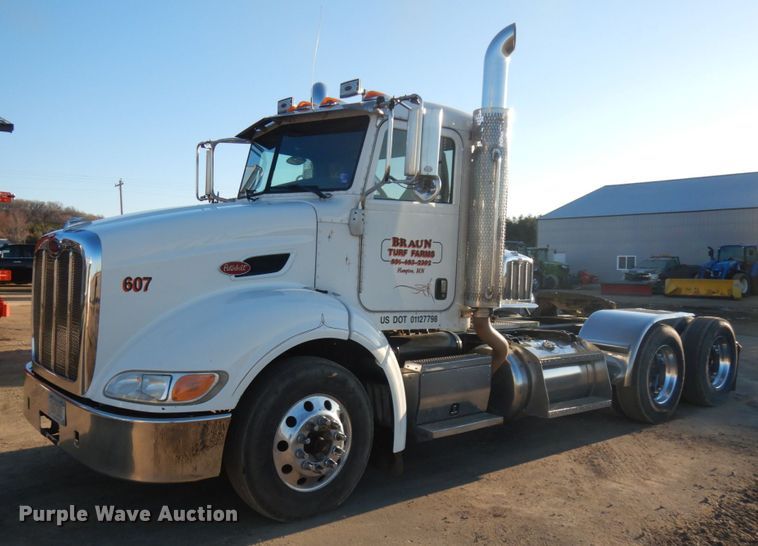 image for item HR9013 2009 Peterbilt 384  semi truck