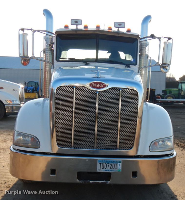 image for item HR9013 2009 Peterbilt 384  semi truck