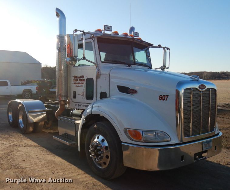 image for item HR9013 2009 Peterbilt 384  semi truck