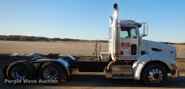 image for item HR9013 2009 Peterbilt 384  semi truck