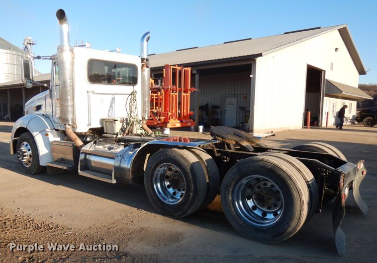 image for item HR9013 2009 Peterbilt 384  semi truck