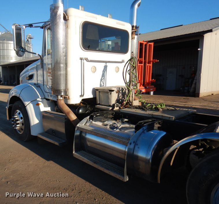 image for item HR9013 2009 Peterbilt 384  semi truck