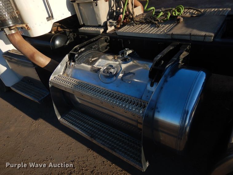 image for item HR9013 2009 Peterbilt 384  semi truck