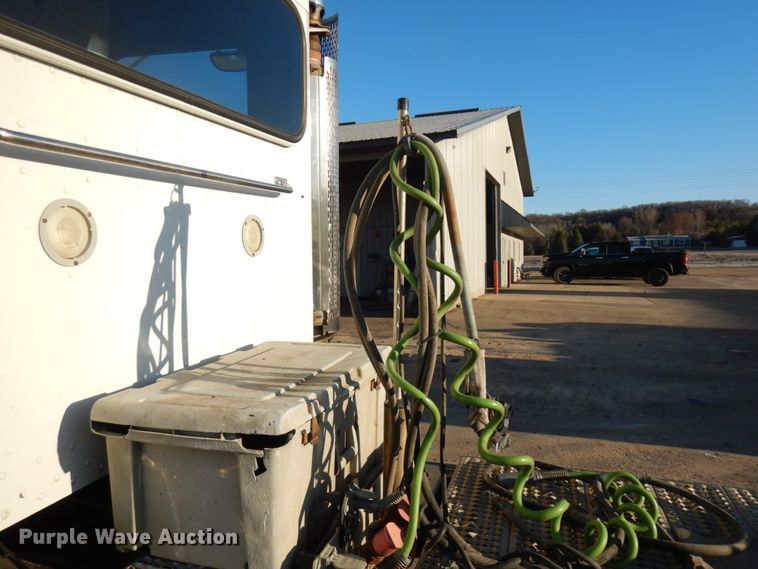 image for item HR9013 2009 Peterbilt 384  semi truck