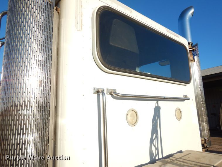 image for item HR9013 2009 Peterbilt 384  semi truck
