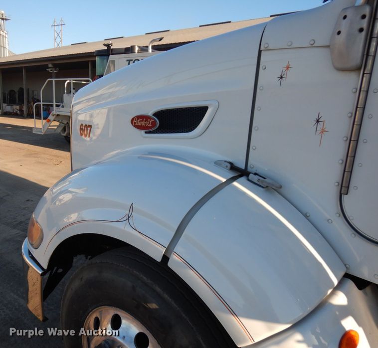 image for item HR9013 2009 Peterbilt 384  semi truck