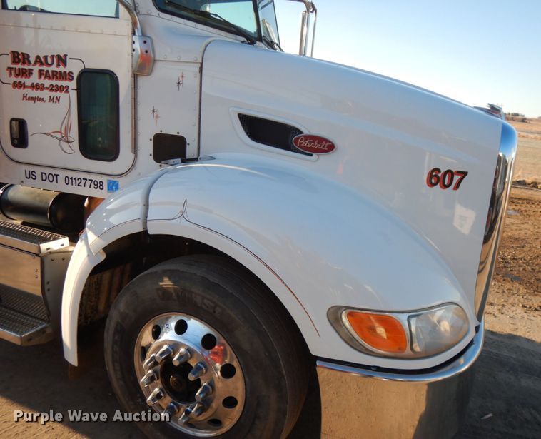 image for item HR9013 2009 Peterbilt 384  semi truck