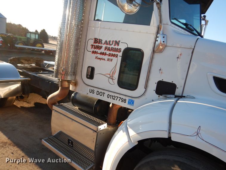 image for item HR9013 2009 Peterbilt 384  semi truck