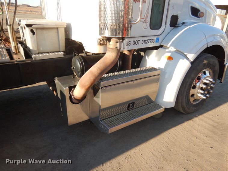 image for item HR9013 2009 Peterbilt 384  semi truck