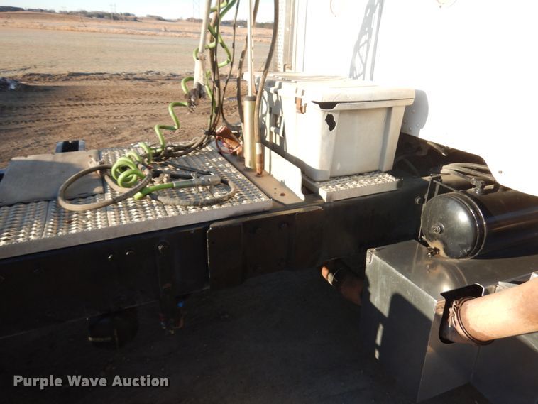 image for item HR9013 2009 Peterbilt 384  semi truck