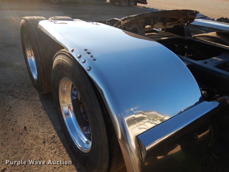 image for item HR9013 2009 Peterbilt 384  semi truck