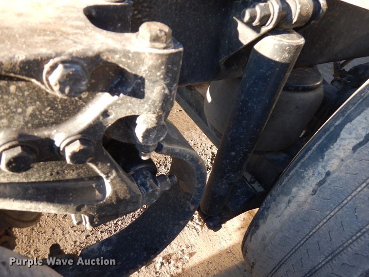 image for item HR9013 2009 Peterbilt 384  semi truck