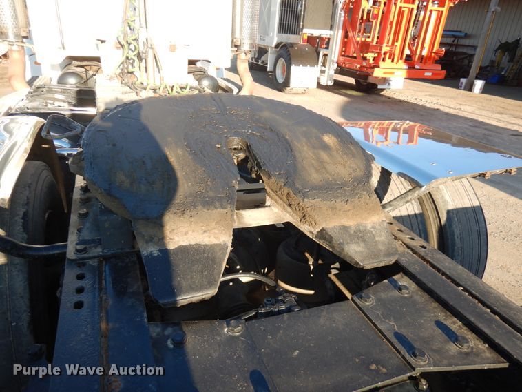 image for item HR9013 2009 Peterbilt 384  semi truck