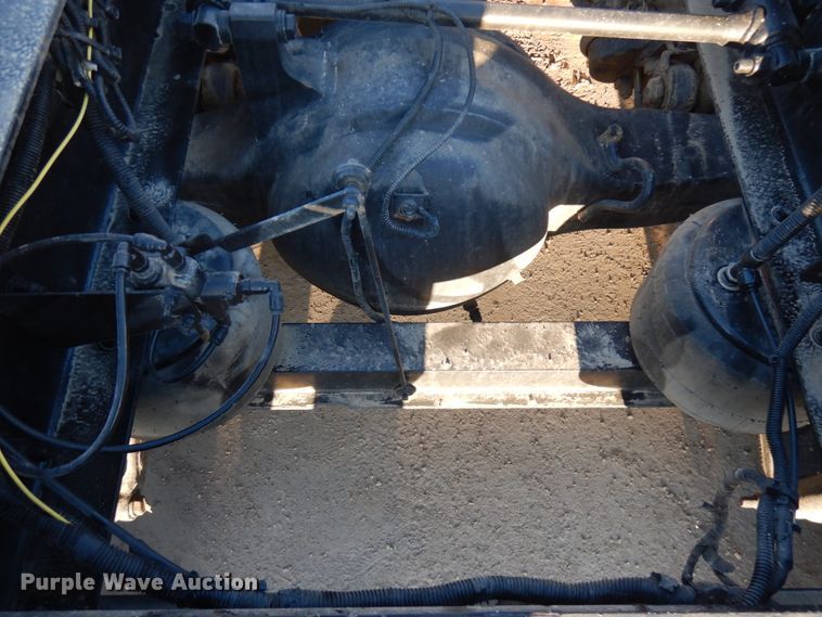 image for item HR9013 2009 Peterbilt 384  semi truck