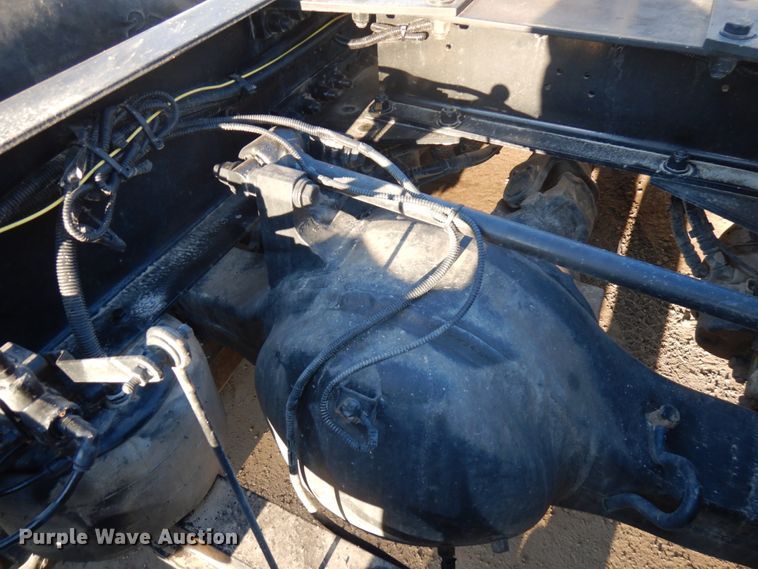 image for item HR9013 2009 Peterbilt 384  semi truck