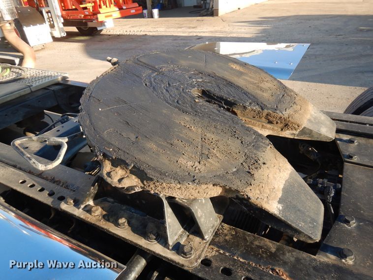 image for item HR9013 2009 Peterbilt 384  semi truck