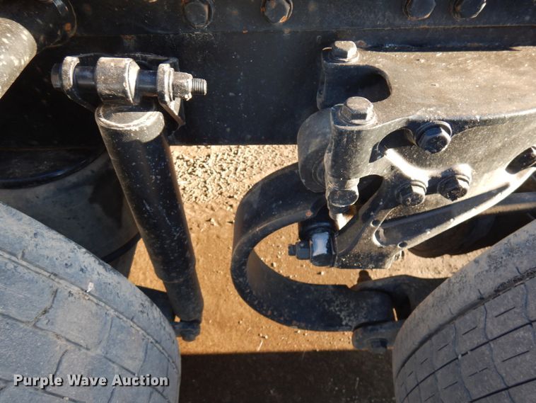 image for item HR9013 2009 Peterbilt 384  semi truck