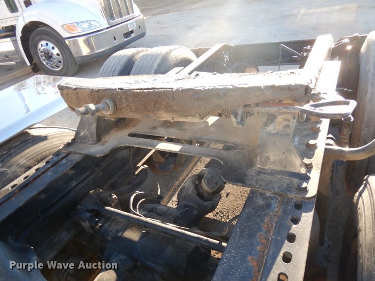 image for item HR9013 2009 Peterbilt 384  semi truck