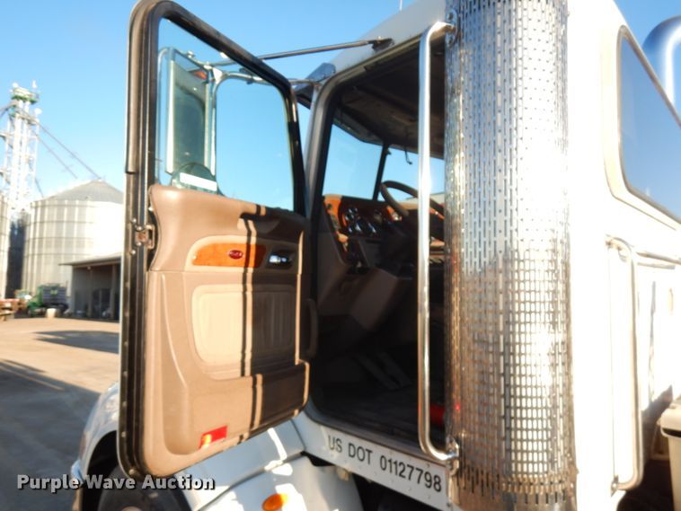 image for item HR9013 2009 Peterbilt 384  semi truck