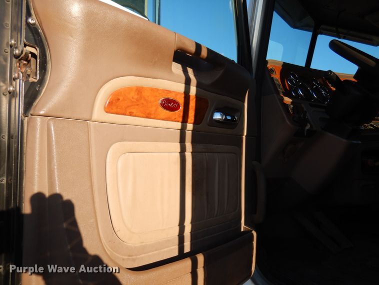 image for item HR9013 2009 Peterbilt 384  semi truck