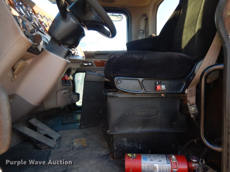 image for item HR9013 2009 Peterbilt 384  semi truck