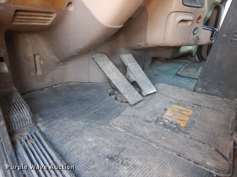 image for item HR9013 2009 Peterbilt 384  semi truck