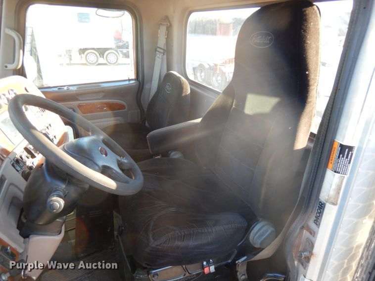 image for item HR9013 2009 Peterbilt 384  semi truck