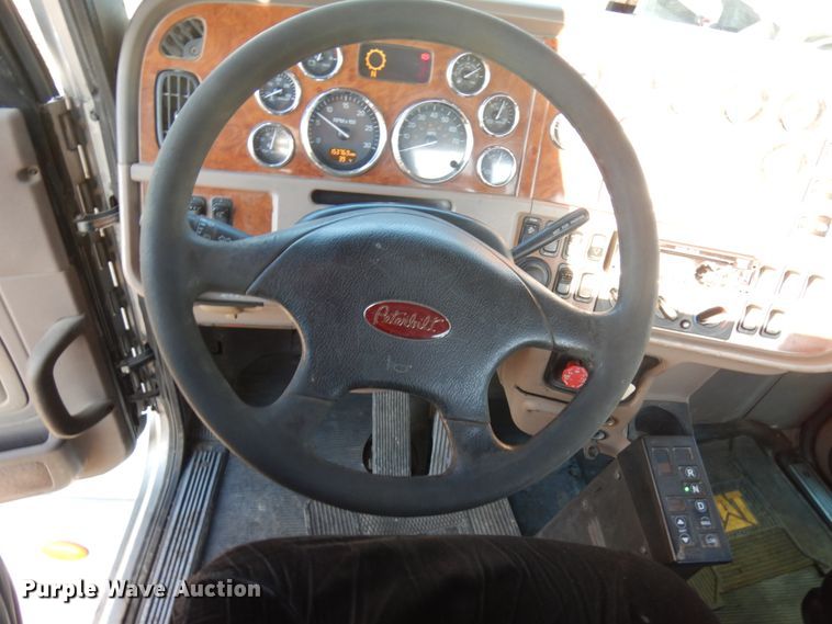 image for item HR9013 2009 Peterbilt 384  semi truck