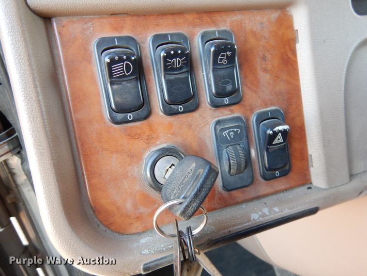 image for item HR9013 2009 Peterbilt 384  semi truck