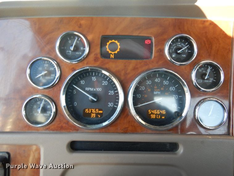 image for item HR9013 2009 Peterbilt 384  semi truck