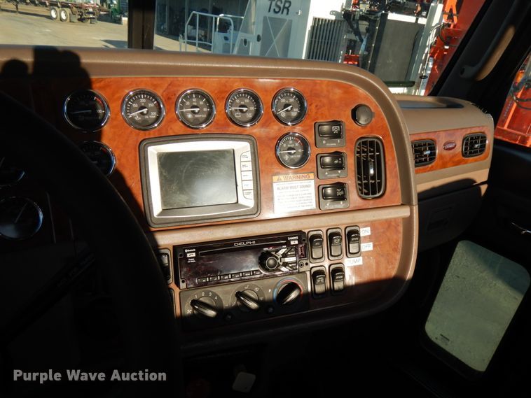 image for item HR9013 2009 Peterbilt 384  semi truck