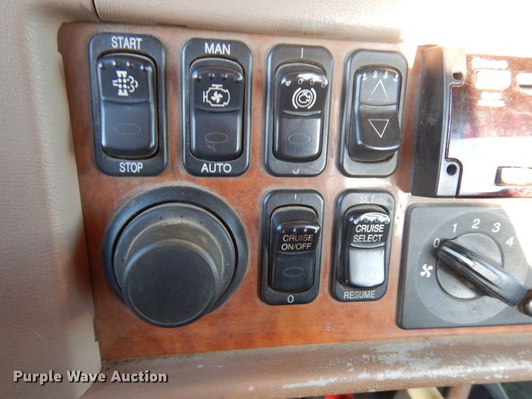 image for item HR9013 2009 Peterbilt 384  semi truck