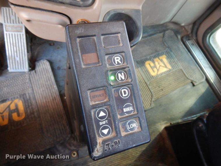 image for item HR9013 2009 Peterbilt 384  semi truck