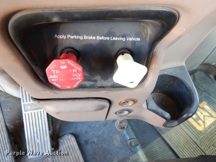 image for item HR9013 2009 Peterbilt 384  semi truck