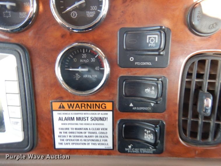 image for item HR9013 2009 Peterbilt 384  semi truck