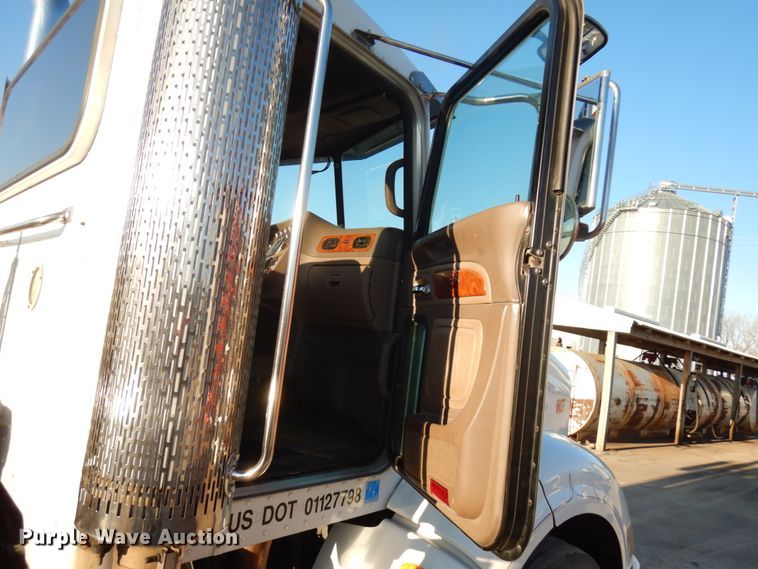 image for item HR9013 2009 Peterbilt 384  semi truck