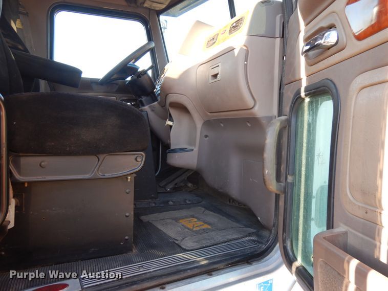 image for item HR9013 2009 Peterbilt 384  semi truck