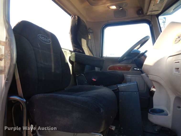 image for item HR9013 2009 Peterbilt 384  semi truck